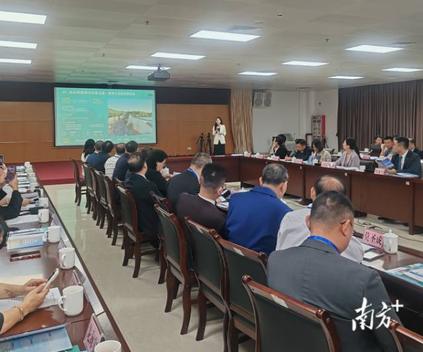 座谈会上，英德市文广旅体局工作人员作文旅领域招商场景专题推介。焦莹 摄
