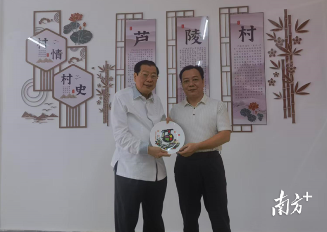 印尼客属联谊总会总主席叶联礼（左）。受访者供图