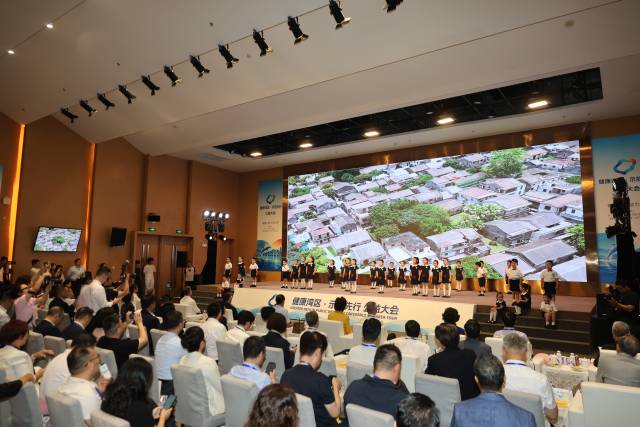 大会开始前，珠海市斗门区乐思幼儿园孩子们带来暖场表演。&nbsp;